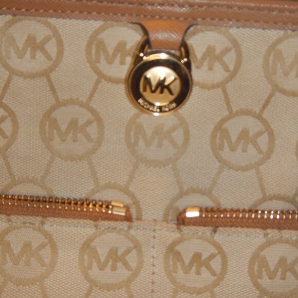 Michael Kors Canvas Signature Shoulder Bag. - Picture 3 of 11